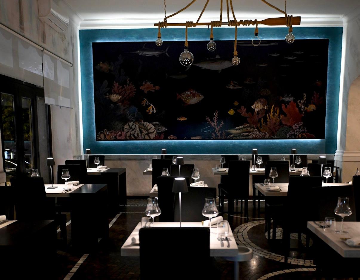 La sala principale illuminata